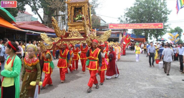 Lễ rước bài vị các thần ra đình bơi vào ngày 21 tháng 8 là một trong những nghi thức quan trọng nhất của lễ hội